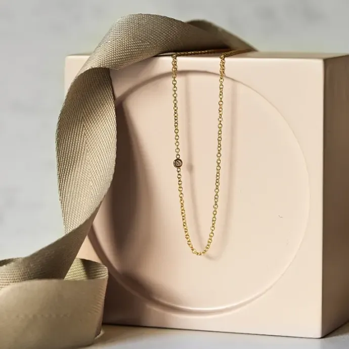 45 cm halskæde med vedhæng i 14 karat guld 0,046 ct