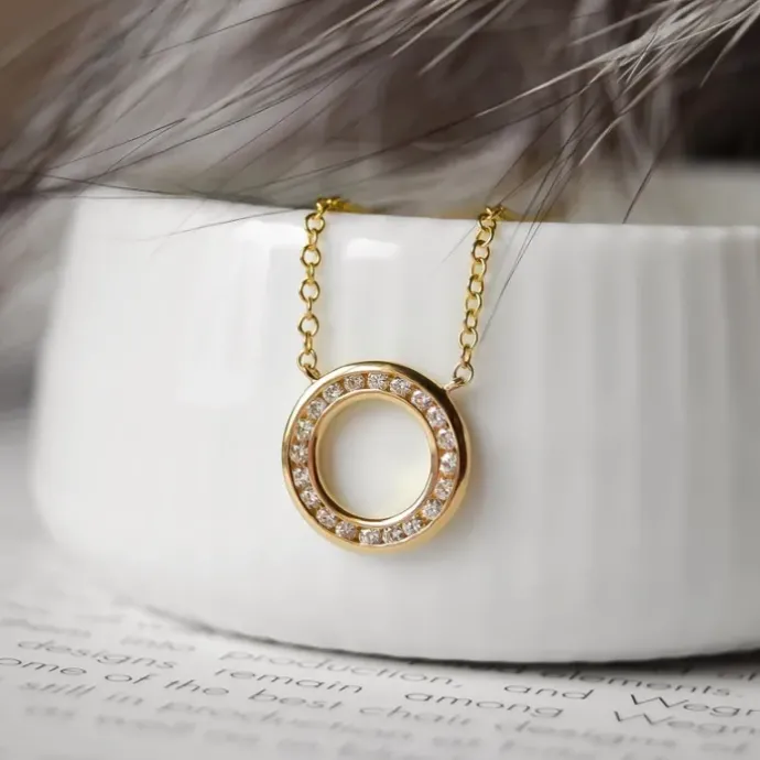 45 cm halskæde med vedhæng i 14 karat guld 0,20 ct