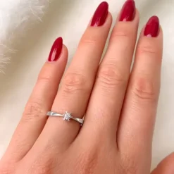 0,10 ct solitaire ring i 14 karat hvidguld