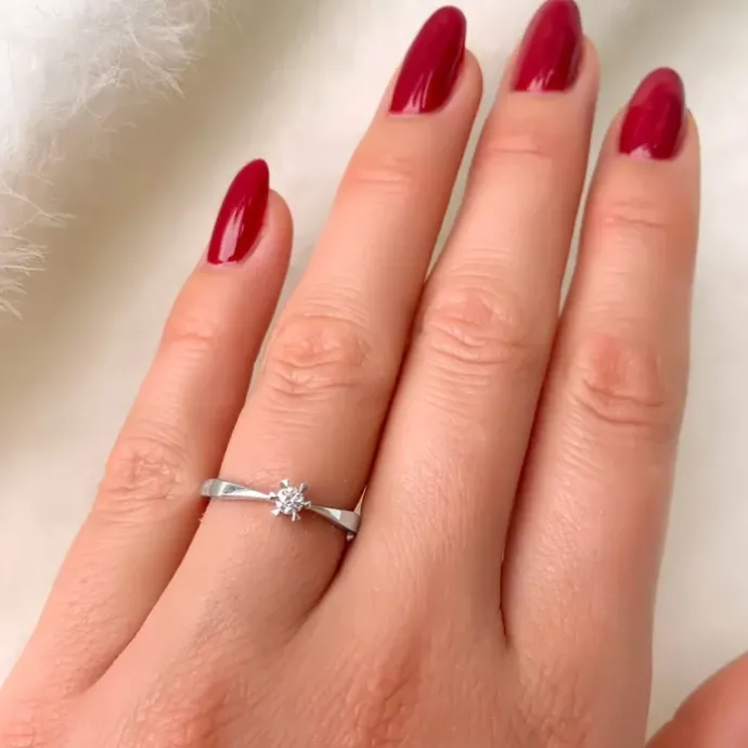 0,10 ct solitaire ring i 14 karat hvidguld