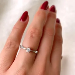 0,20 ct solitairering i 14 karat hvidguld