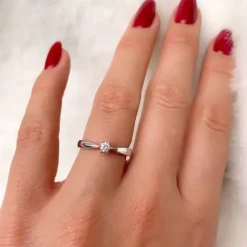 0,10 ct solitairering i 14 karat hvidguld