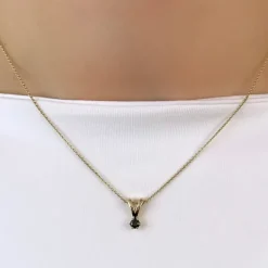 0,15 ct sort diamant solitairevedhæng i 14 karat guld 0,15 ct