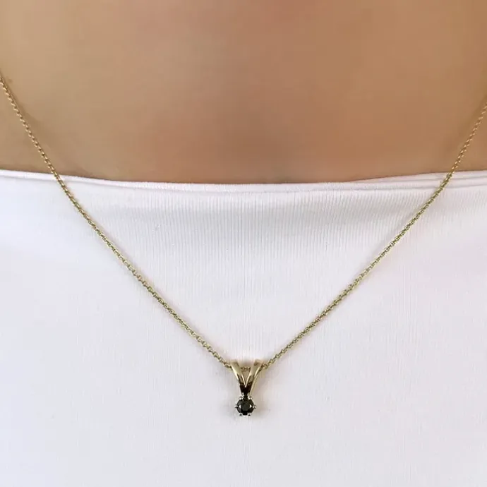 0,15 ct sort diamant solitairevedhæng i 14 karat guld 0,15 ct