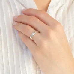 4 mm diamant vielsesring i 14 karat hvidguld 0,008 ct og 0,015 ct