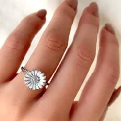 12 mm marguerit ring i rhodineret sølv - Marie