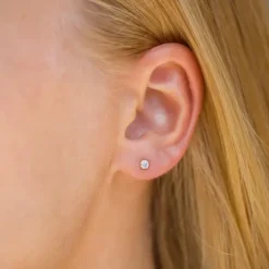 3 mm ørestikker i 9 karat guld med zirkon