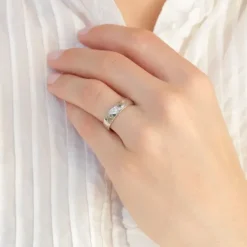 5 mm vielsesring i 9 karat hvidguld 0,008 ct og 0,02 ct