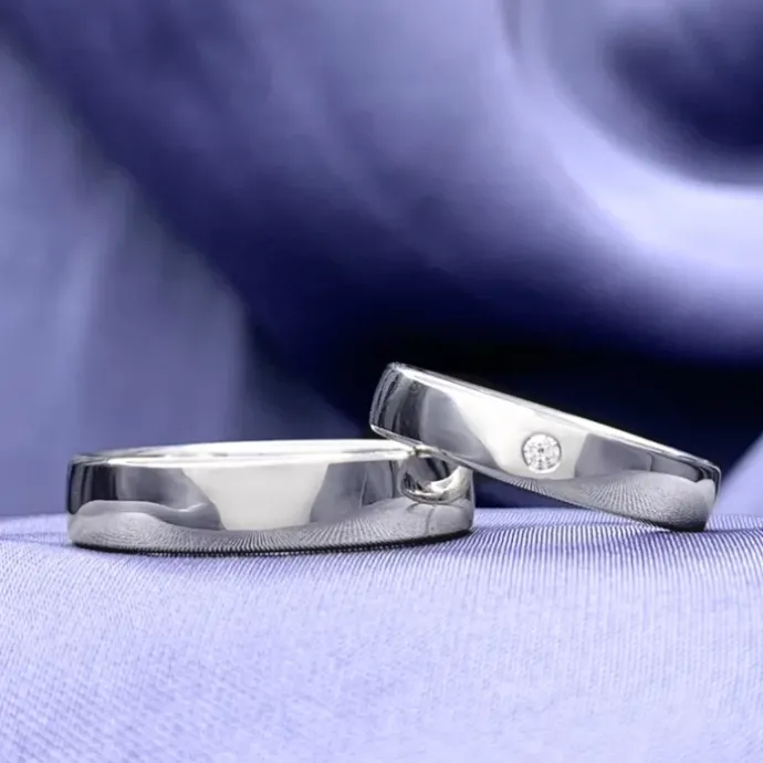 4 mm vielsesringe i 9 karat hvidguld 0,03 ct - sæt
