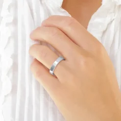 4 mm vielsesringe i 9 karat hvidguld 0,03 ct - sæt