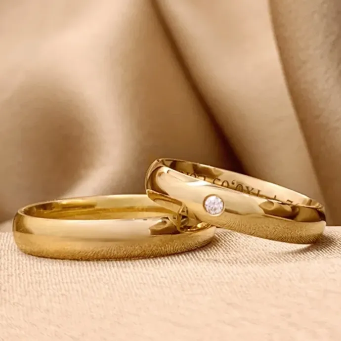 4 mm vielsesringe i 9 karat guld 0,03 ct - sæt
