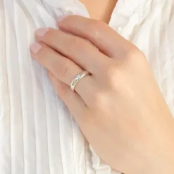 4 mm vielsesringe i 9 karat hvidguld 0,03 ct - sæt