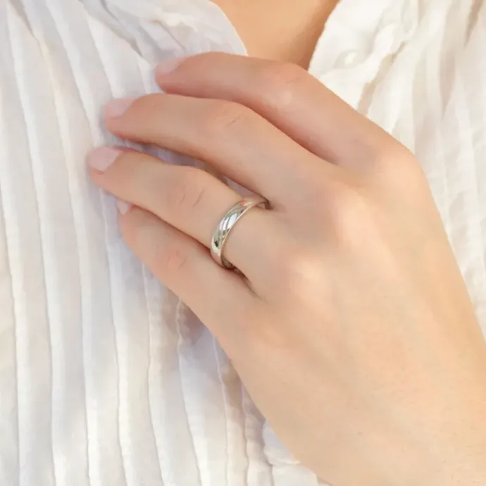 4 mm vielsesringe i 9 karat hvidguld 0,008 ct og 0,015 ct - sæt