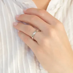 4 mm vielsesringe i 14 karat hvidguld 0,008 ct og 0,015 ct - sæt