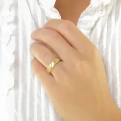 5 og 4 mm diamant vielsesringe i 9 karat guld - sæt