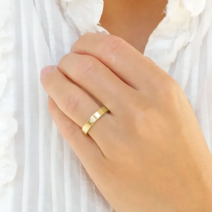 5 og 4 mm vielsesringe i 9 karat guld 0,03 ct - sæt