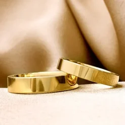 5 og 4 mm vielsesringe i 9 karat guld - sæt