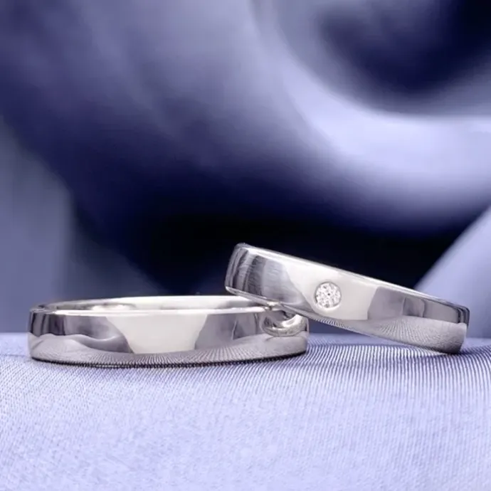 6 og 4 mm vielsesringe i 9 karat hvidguld 0,03 ct - sæt