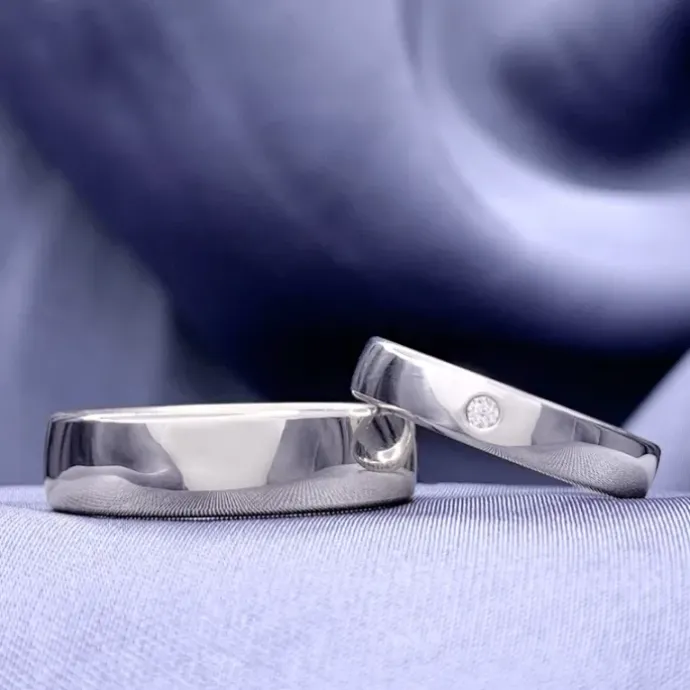 5 og 4 mm vielsesringe i 9 karat hvidguld 0,03 ct - sæt