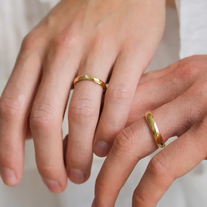 4 og 3 mm vielsesringe i 9 karat guld 0,02 ct - sæt