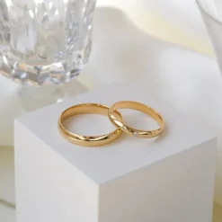 4 og 3 mm vielsesringe i 9 karat guld 0,02 ct - sæt