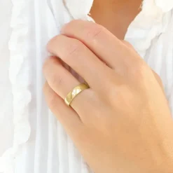 6 og 5 mm vielsesringe i 9 karat guld 0,03 ct - sæt