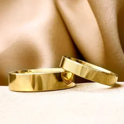 6 og 4 mm vielsesringe i 9 karat guld - sæt