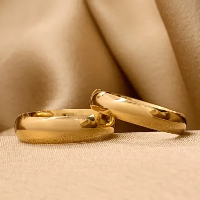 5 og 4 mm vielsesringe i 9 karat guld - sæt