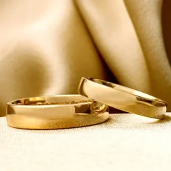 5 og 4 mm vielsesringe i 9 karat guld - sæt