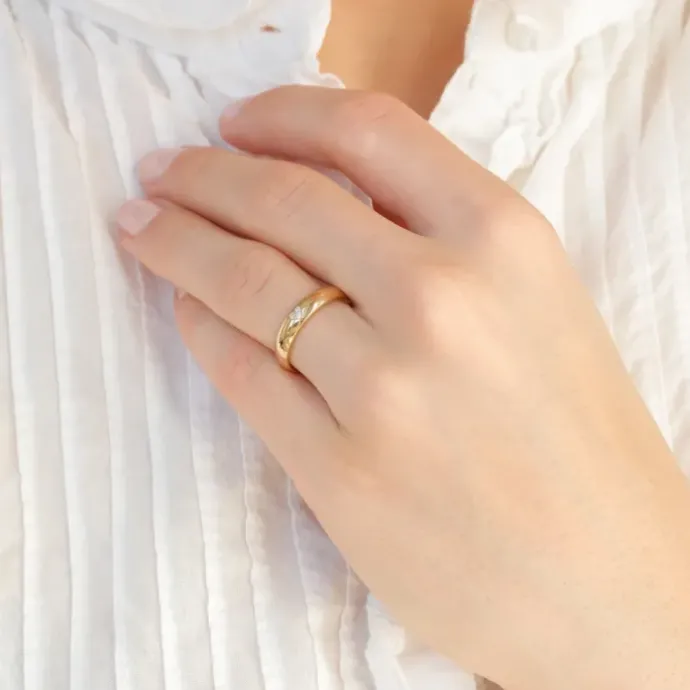 5 og 4 mm vielsesringe i 14 karat guld 0,03 ct - sæt