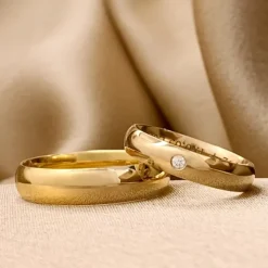 5 og 4 mm vielsesringe i 9 karat guld 0,03 ct ct - sæt