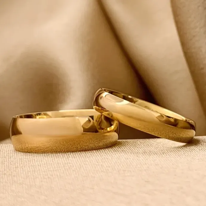 6 og 4 mm vielsesringe i 9 karat guld - sæt