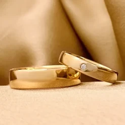 6 og 4 mm vielsesringe i 9 karat guld 0,03 ct - sæt