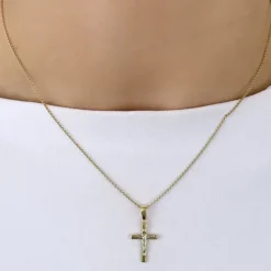 19 x 11 MM kors med jesus vedhæng i 9 karat guld og hvidguld