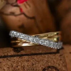 Abstrakt brillantring i 14 karat guld.- og hvidguld 0,50 ct