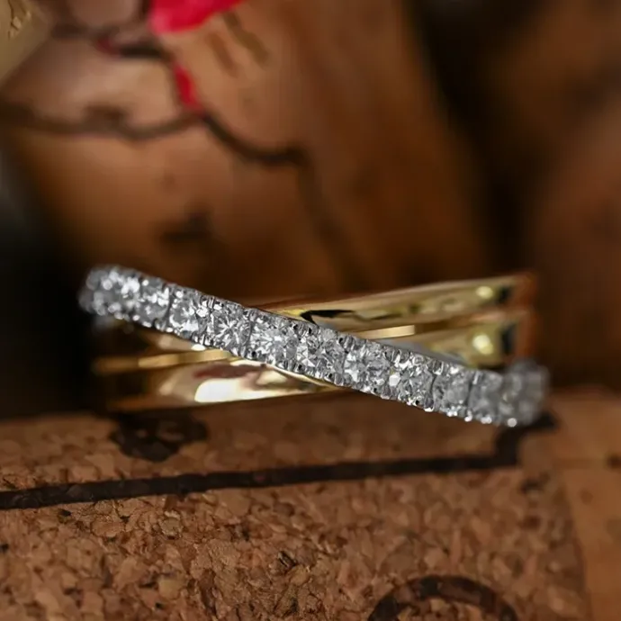 Abstrakt brillantring i 14 karat guld.- og hvidguld 0,50 ct