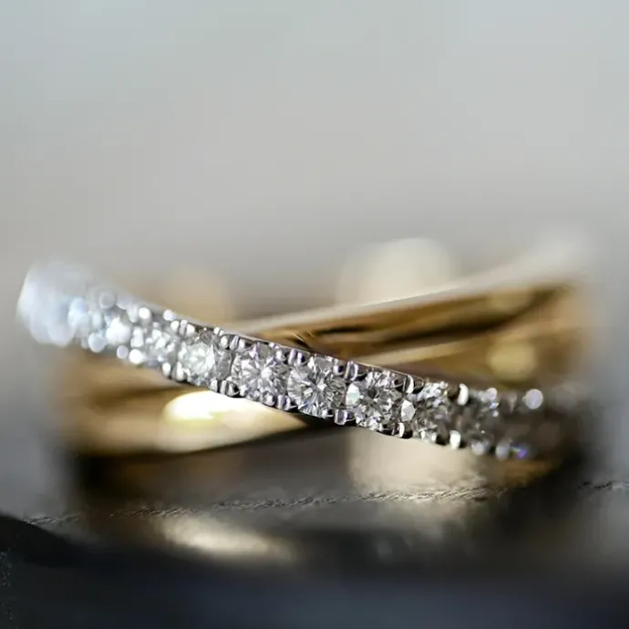 Abstrakt brillantring i 14 karat guld.- og hvidguld 0,50 ct