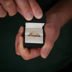 Abstrakt brillantring i 14 karat guld.- og hvidguld 0,50 ct