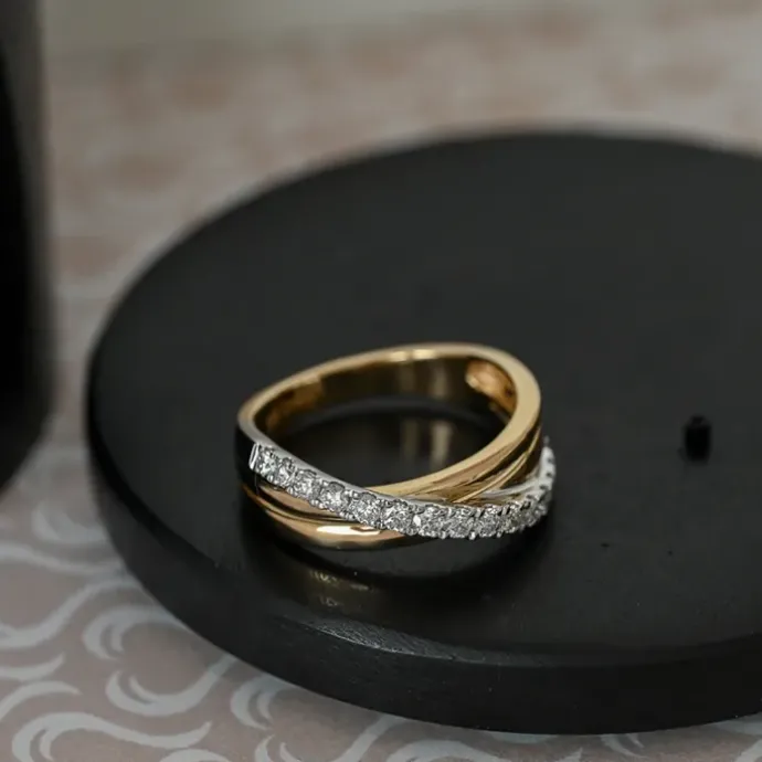 Abstrakt brillantring i 14 karat guld.- og hvidguld 0,50 ct
