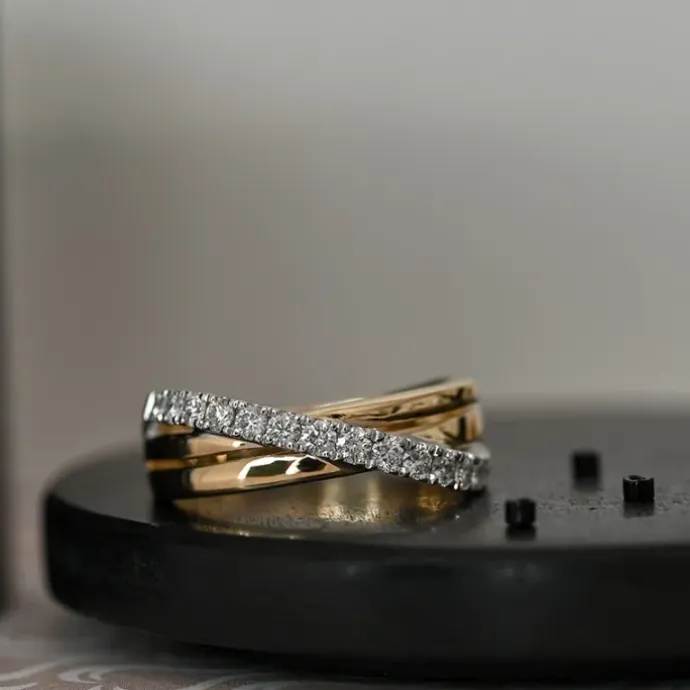 Abstrakt brillantring i 14 karat guld.- og hvidguld 0,50 ct