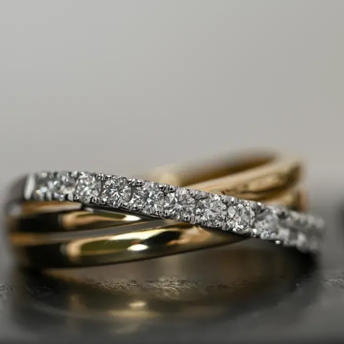 Abstrakt brillantring i 14 karat guld.- og hvidguld 0,50 ct