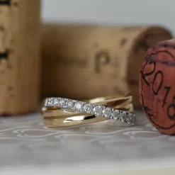 Abstrakt brillantring i 14 karat guld.- og hvidguld 0,50 ct