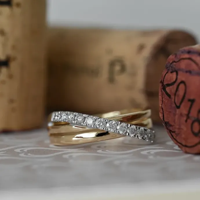 Abstrakt brillantring i 14 karat guld.- og hvidguld 0,50 ct