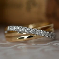 Abstrakt brillantring i 14 karat guld.- og hvidguld 0,50 ct