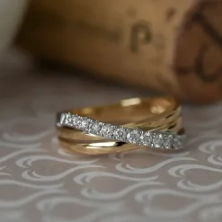 Abstrakt brillantring i 14 karat guld.- og hvidguld 0,50 ct
