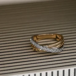 Abstrakt brillantring i 14 karat guld.- og hvidguld 0,50 ct