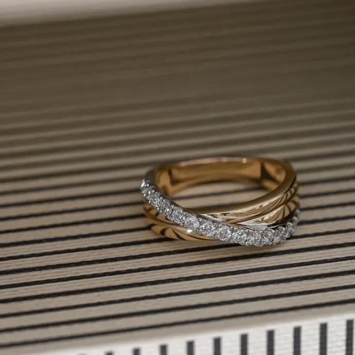 Abstrakt brillantring i 14 karat guld.- og hvidguld 0,50 ct