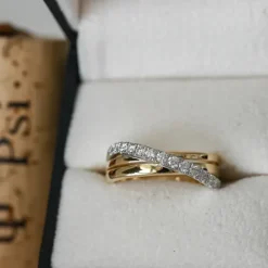 Abstrakt brillantring i 14 karat guld.- og hvidguld 0,50 ct