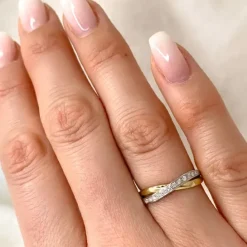 Abstrakt diamant guld ring i 14 karat guld.- og hvidguld 0,08 ct