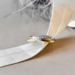 Abstrakt diamant guld ring i 14 karat guld.- og hvidguld 0,08 ct